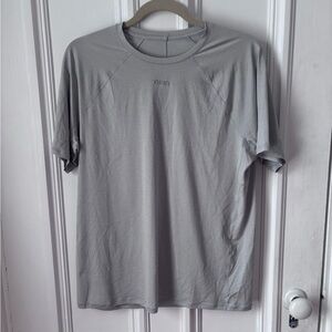 Men’s Vuori Short Sleeve Precept Tech Tee in Light Grey. No size tag !